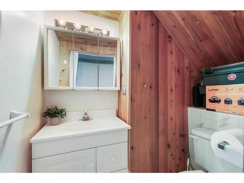 927 Riverbend Drive Se, Calgary, AB - Indoor Photo Showing Bathroom