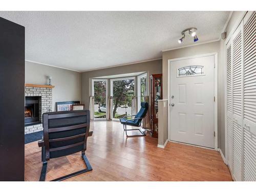 927 Riverbend Drive Se, Calgary, AB - Indoor With Fireplace