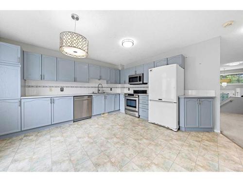 16399 Somercrest Street Sw, Calgary, AB - Indoor Photo Showing Kitchen