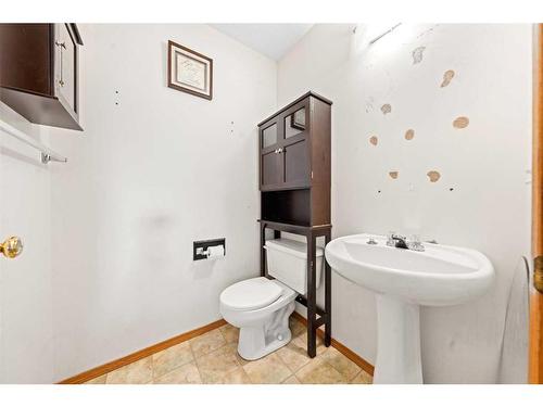 16399 Somercrest Street Sw, Calgary, AB - Indoor Photo Showing Bathroom