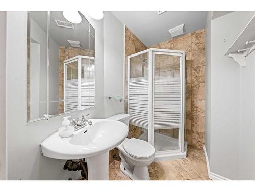 16399 Somercrest Street Sw, Calgary, AB - Indoor Photo Showing Bathroom