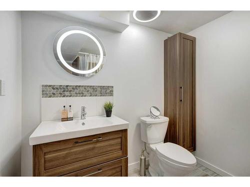 14127 Parkside Drive Se, Calgary, AB - Indoor Photo Showing Bathroom