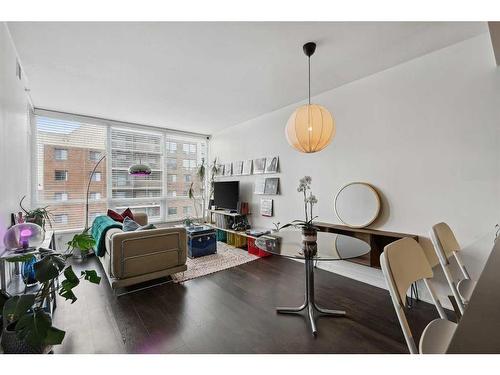 1006-626 14 Avenue Sw, Calgary, AB - Indoor Photo Showing Living Room