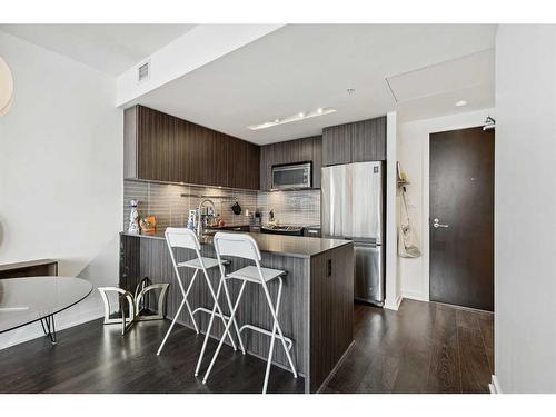 1006-626 14 Avenue Sw, Calgary, AB - Indoor Photo Showing Kitchen With Stainless Steel Kitchen With Upgraded Kitchen