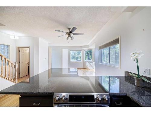 933 Drury Avenue Ne, Calgary, AB - Indoor Photo Showing Kitchen