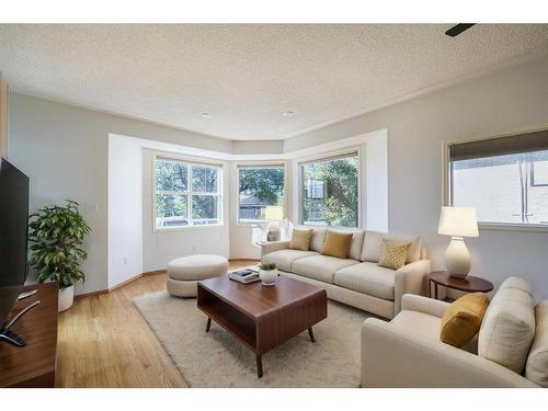 933 Drury Avenue Ne, Calgary, AB - Indoor Photo Showing Living Room