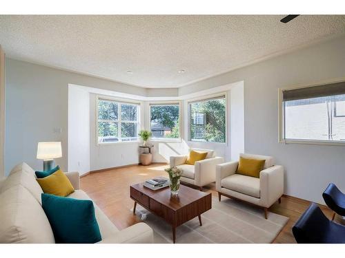 933 Drury Avenue Ne, Calgary, AB - Indoor Photo Showing Living Room