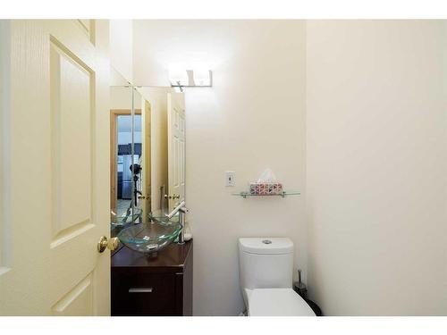 933 Drury Avenue Ne, Calgary, AB - Indoor Photo Showing Bathroom