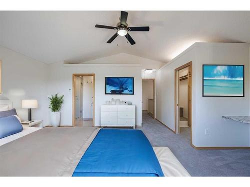 933 Drury Avenue Ne, Calgary, AB - Indoor Photo Showing Bedroom