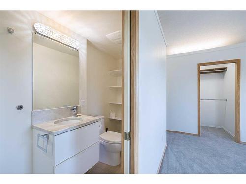 933 Drury Avenue Ne, Calgary, AB - Indoor Photo Showing Bathroom