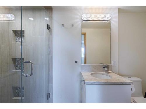 933 Drury Avenue Ne, Calgary, AB - Indoor Photo Showing Bathroom