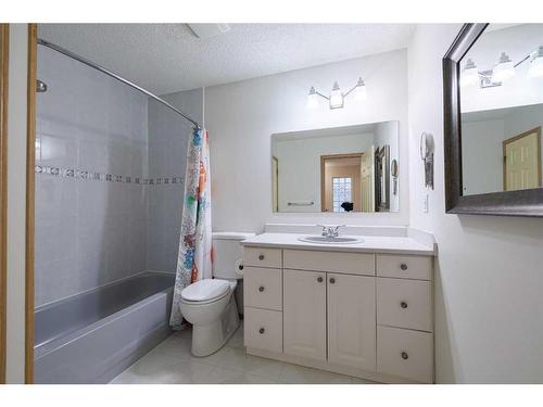 933 Drury Avenue Ne, Calgary, AB - Indoor Photo Showing Bathroom