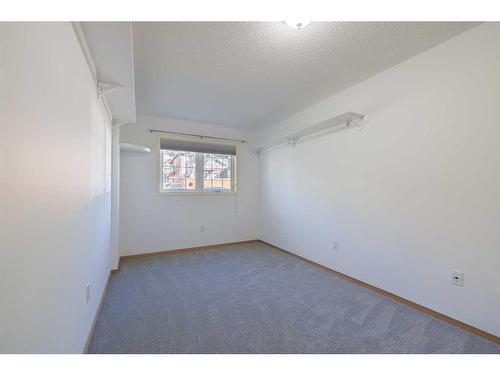 933 Drury Avenue Ne, Calgary, AB - Indoor Photo Showing Other Room