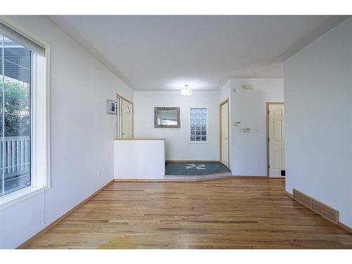 933 Drury Avenue Ne, Calgary, AB - Indoor Photo Showing Other Room