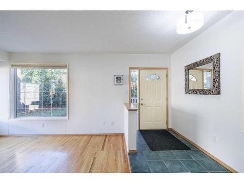 933 Drury Avenue Ne, Calgary, AB - Indoor Photo Showing Other Room