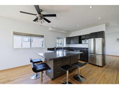 933 Drury Avenue Ne, Calgary, AB - Indoor Photo Showing Kitchen