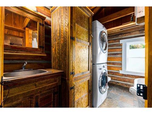 32122 Springbank Road, Rural Rocky View County, AB - Indoor Photo Showing Laundry Room