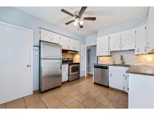 1010 Regal Crescent Ne, Calgary, AB - Indoor Photo Showing Kitchen