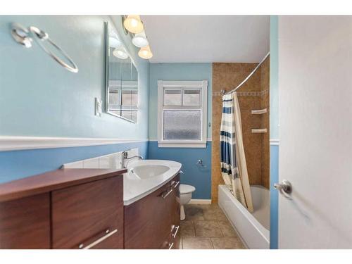 1010 Regal Crescent Ne, Calgary, AB - Indoor Photo Showing Bathroom