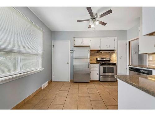 1010 Regal Crescent Ne, Calgary, AB - Indoor Photo Showing Kitchen