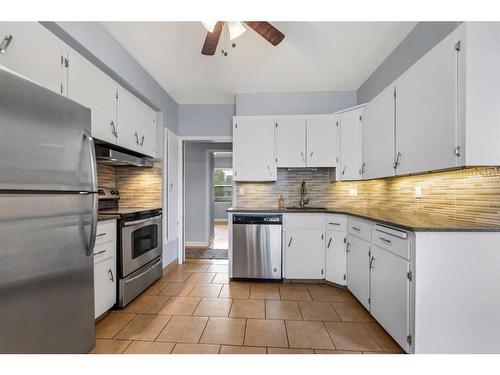 1010 Regal Crescent Ne, Calgary, AB - Indoor Photo Showing Kitchen