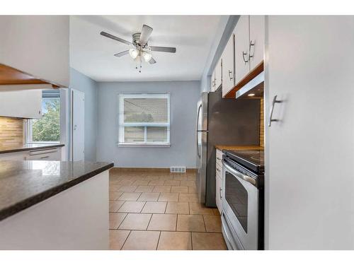 1010 Regal Crescent Ne, Calgary, AB - Indoor Photo Showing Kitchen