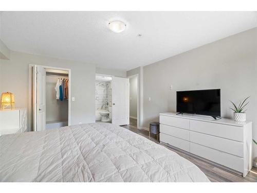 2213-16969 24 Street Sw, Calgary, AB - Indoor Photo Showing Bedroom