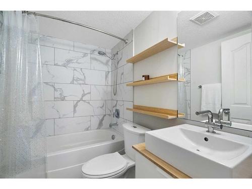 2213-16969 24 Street Sw, Calgary, AB - Indoor Photo Showing Bathroom