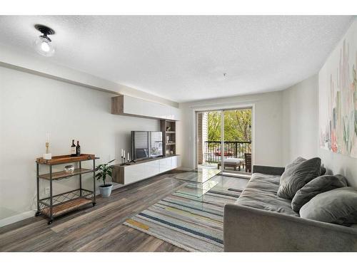 2213-16969 24 Street Sw, Calgary, AB - Indoor Photo Showing Living Room