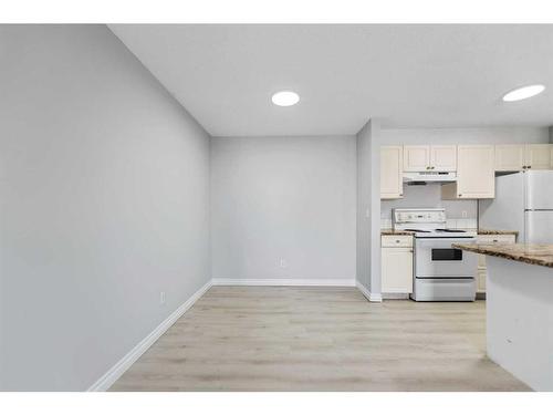 212-5555 Falsbridge Drive Ne, Calgary, AB - Indoor Photo Showing Kitchen