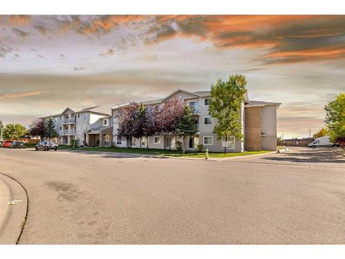 212-5555 Falsbridge Drive Ne, Calgary, AB - Outdoor