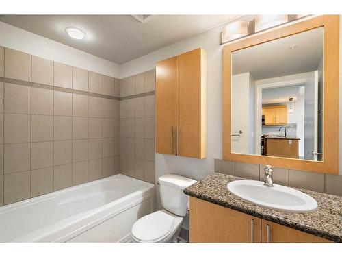 801-817 15 Avenue Sw, Calgary, AB - Indoor Photo Showing Bathroom