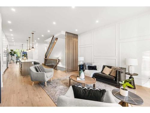 2110 Broadview Road Nw, Calgary, AB - Indoor Photo Showing Living Room