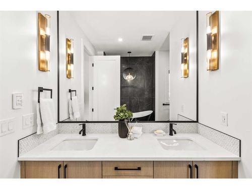 2110 Broadview Road Nw, Calgary, AB - Indoor Photo Showing Bathroom