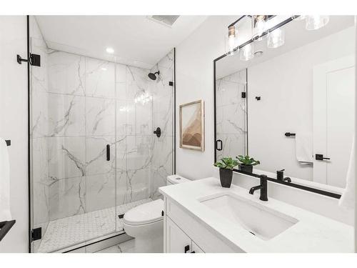 2110 Broadview Road Nw, Calgary, AB - Indoor Photo Showing Bathroom