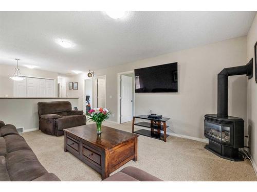 14 Rockyspring Point Nw, Calgary, AB - Indoor Photo Showing Living Room