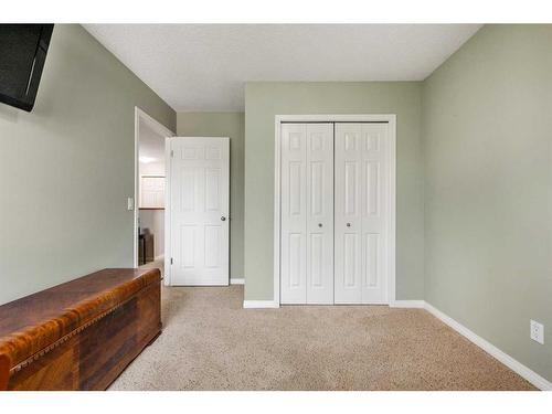 14 Rockyspring Point Nw, Calgary, AB - Indoor Photo Showing Bedroom