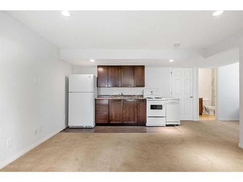 14 Rockyspring Point Nw, Calgary, AB - Indoor Photo Showing Kitchen