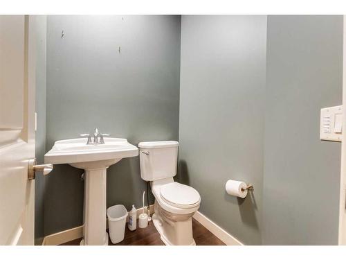 532 Everbrook Way Sw, Calgary, AB - Indoor Photo Showing Bathroom