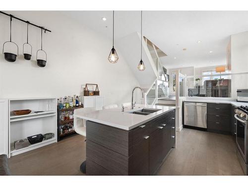 113-15 Rosscarrock Gate Sw, Calgary, AB - Indoor Photo Showing Kitchen With Double Sink With Upgraded Kitchen