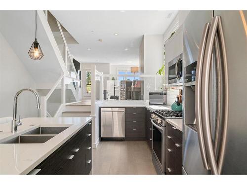 113-15 Rosscarrock Gate Sw, Calgary, AB - Indoor Photo Showing Kitchen With Stainless Steel Kitchen With Double Sink With Upgraded Kitchen