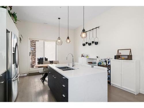 113-15 Rosscarrock Gate Sw, Calgary, AB - Indoor Photo Showing Kitchen With Double Sink With Upgraded Kitchen