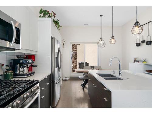 113-15 Rosscarrock Gate Sw, Calgary, AB - Indoor Photo Showing Kitchen With Stainless Steel Kitchen With Double Sink With Upgraded Kitchen