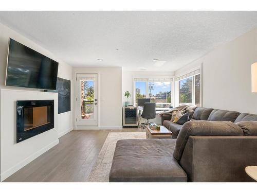 113-15 Rosscarrock Gate Sw, Calgary, AB - Indoor Photo Showing Living Room With Fireplace