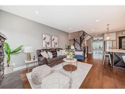 1412 26A Street Sw, Calgary, AB - Indoor Photo Showing Living Room