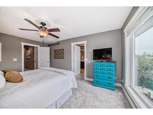 1412 26A Street Sw, Calgary, AB - Indoor Photo Showing Bedroom