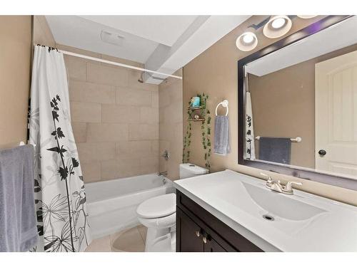 53 Sandpiper Drive, Didsbury, AB - Indoor Photo Showing Bathroom