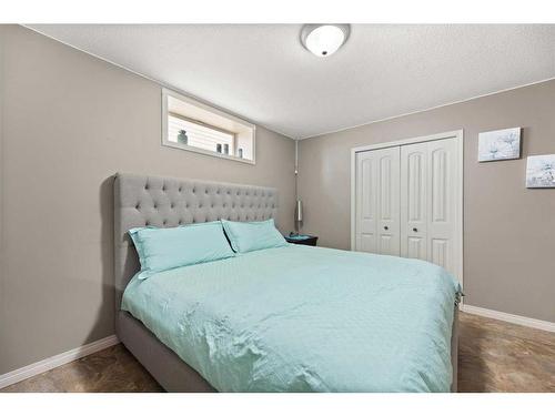 53 Sandpiper Drive, Didsbury, AB - Indoor Photo Showing Bedroom