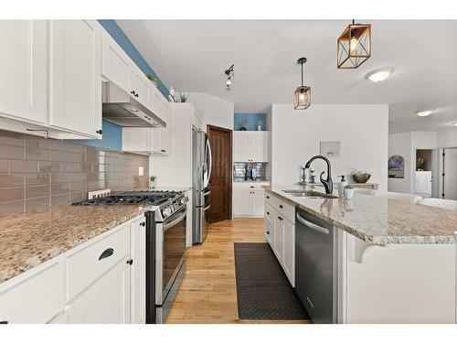 53 Sandpiper Drive, Didsbury, AB - Indoor Photo Showing Kitchen With Upgraded Kitchen