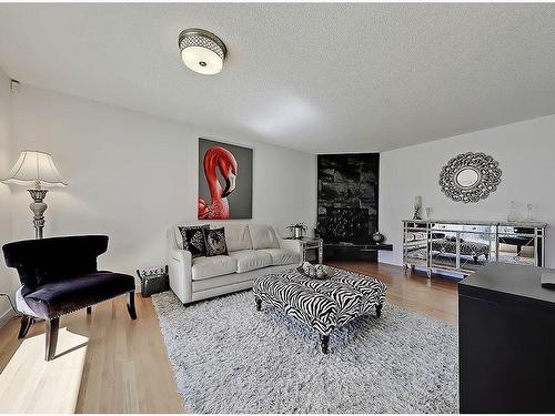 36 Oakbury Place Sw, Calgary, AB - Indoor Photo Showing Living Room